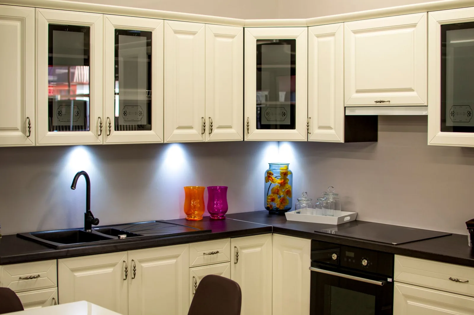 Choosing between refinishing and refacing kitchen cabinets