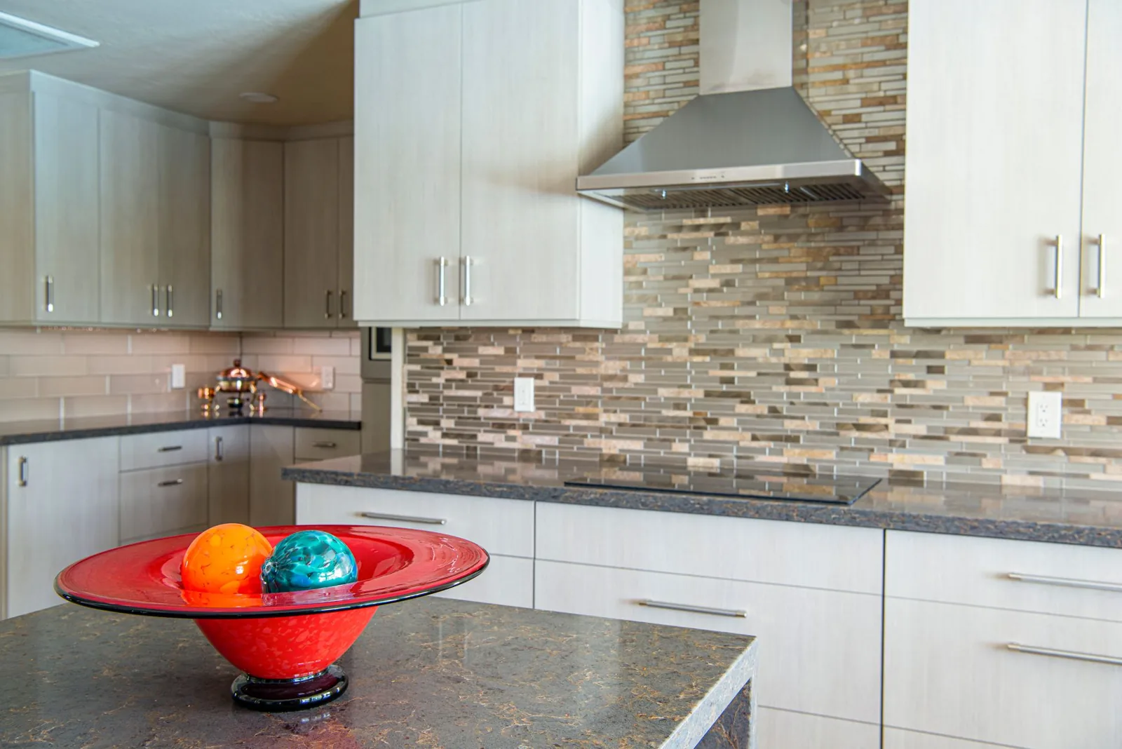 white quartz kitchen countertop